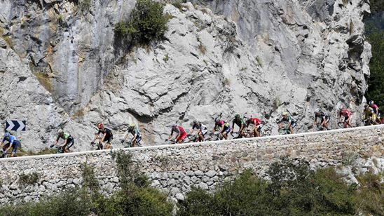 Fallece un motorista de la Guardia Civil durante la etapa reina de la Vuelta