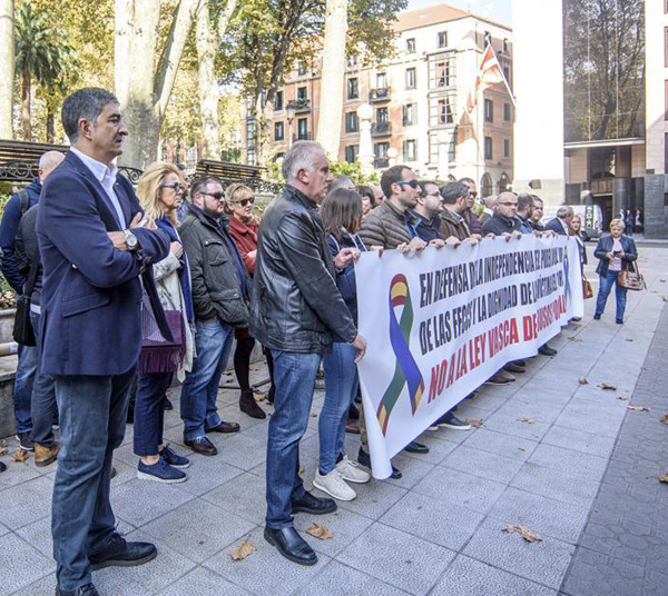 Policía, Guardia Civil, Ertzaintza y víctimas, juntos contra la ley de abusos policiales ante la indiferencia de Urkullu