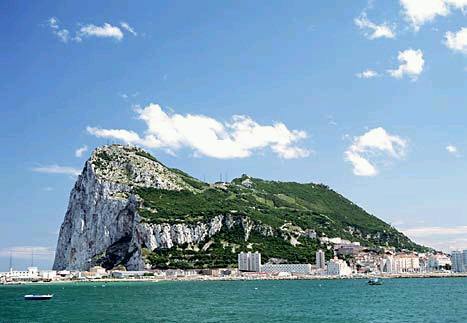 Concentración de barcos españoles frente a Gibraltar. Las patrulleras del Peñón rodearon a los pescadores de La Línea y Algeciras: vea los vídeos