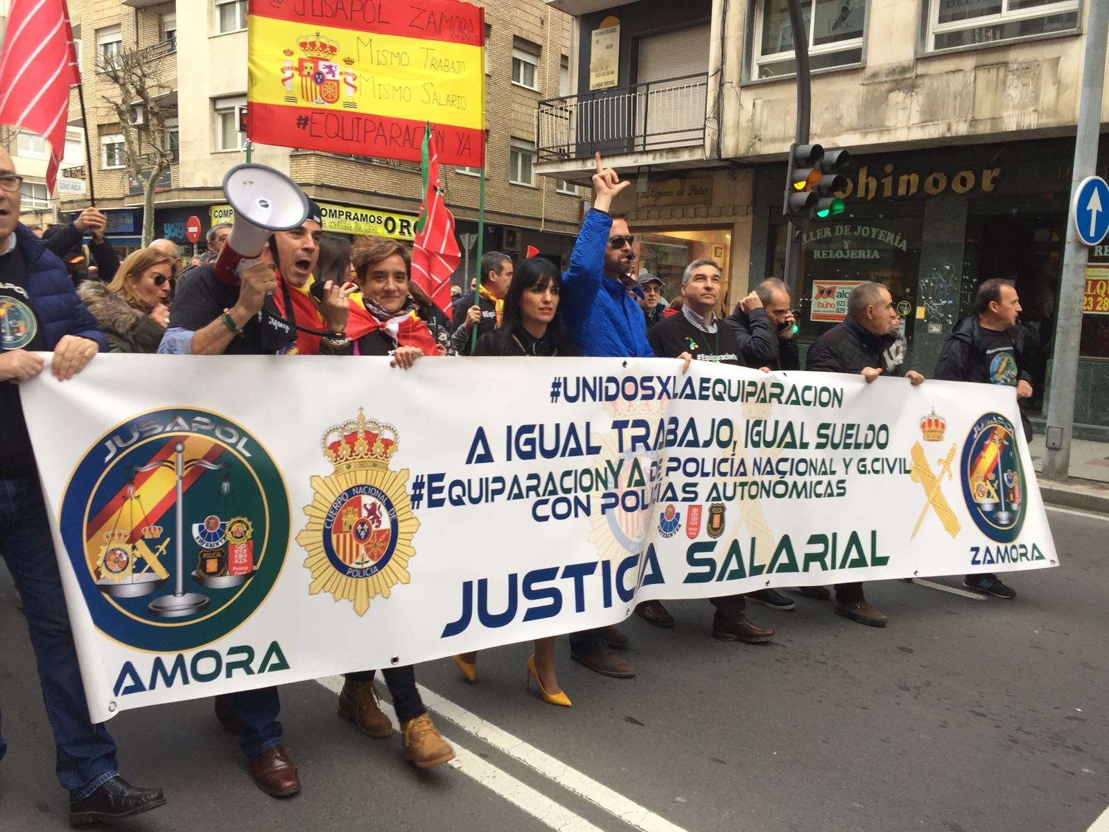  UNION DE OFICIALES EN SALAMANCA DEFENDIENDO UNA VEZ MÁS LA EQUIPARACIÓN SALARIAL