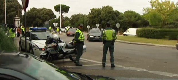 La DGT prohíbe a sus agentes usar el móvil si están de servicio porque 
